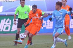 包含本泽马场边指挥情绪激动，切尔西队员怒摔水瓶的词条
